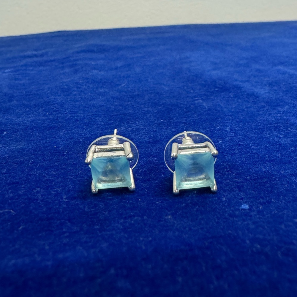 Small blue stone earring🩵